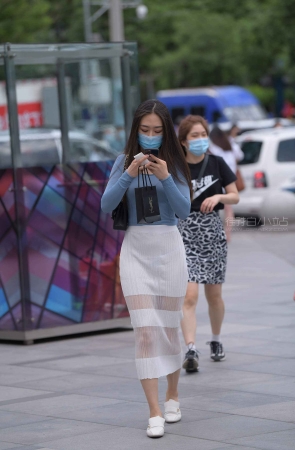街拍白裙姐姐
