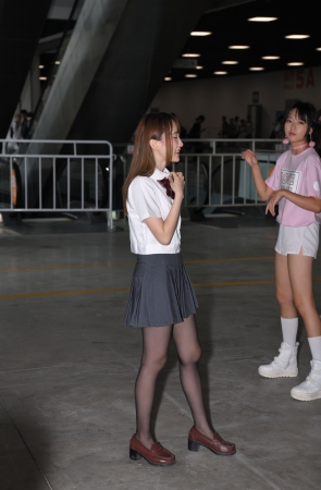 黑丝百褶裙学生妹跳舞