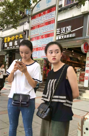 白T恤紧身蓝牛妹子在等公交车