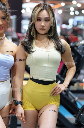 嫩黄色紧身短裤 - 靓丽活泼 [37P]