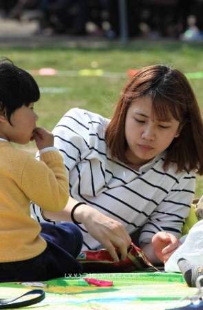 街拍可爱型的条纹衣服少F