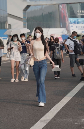 清爽喇叭牛仔裤