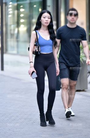 &魅力黑色紧身裤美女