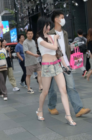 清凉白皙小蛮腰女友