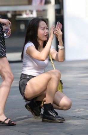 玩拍照的热裤