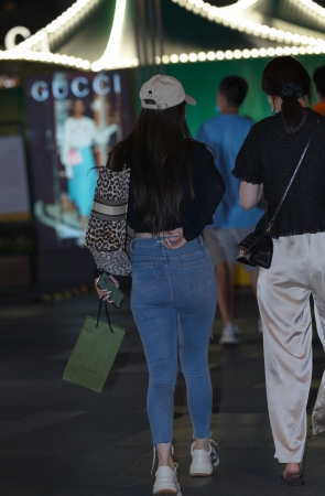 牛仔小姐姐