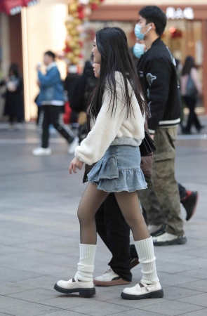 黑丝街拍短裙妹子