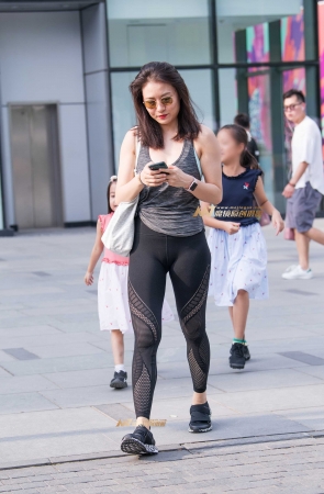 黑色紧身弹力裤少妇