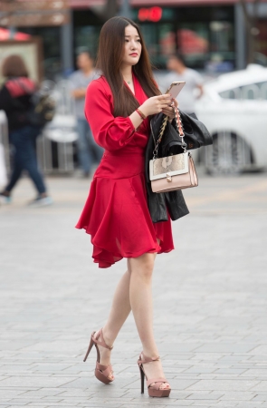 红裙高挑美女