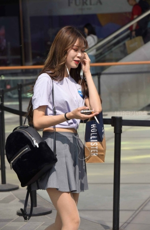 街拍抽烟的短裙肉丝袜小姐姐