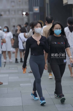 可爱的紧身裤女孩~！