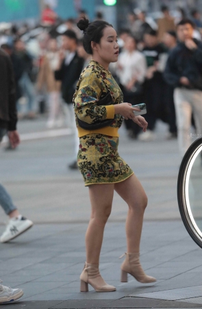 街拍短裙少妇