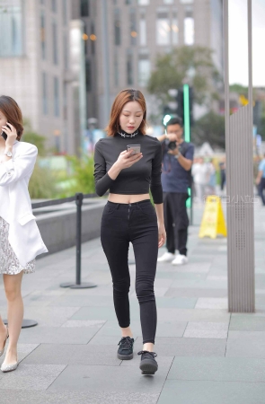 街拍苗条的紧牛短发美眉