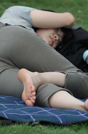 No493 少妇慵懒的睡姿让美足更具诱惑