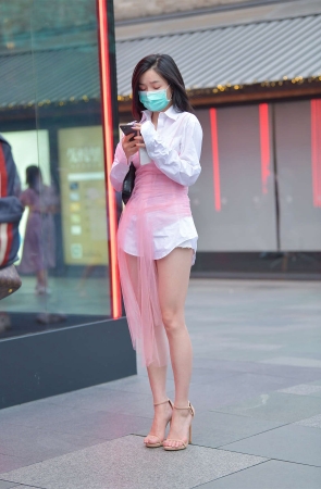 白色衬衫裙粉纱