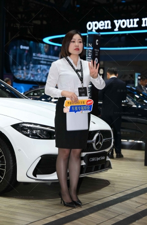 短发的奔驰销售