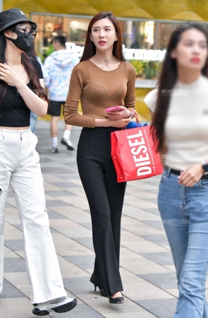 &高跟黑裤素颜美女