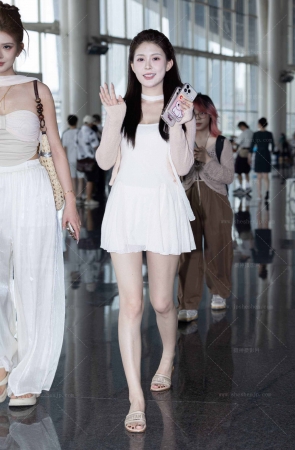 LB539-119P 成都车展-小猴子和百万网红秋琳的白皙玉腿