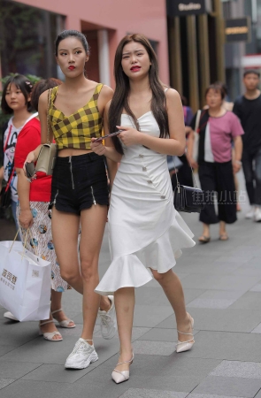 小蛮腰美眉
