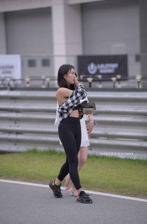 街拍紧身瑜伽裤小美女