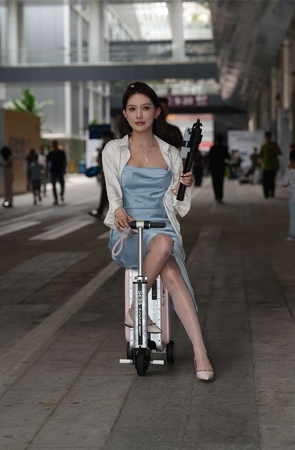 靓丽丝质裙美女