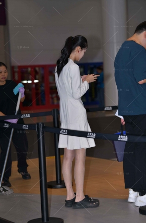 洞洞鞋白裙rou丝小妹