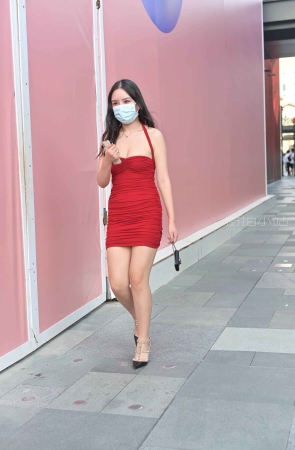 街拍红色包臀裙美女