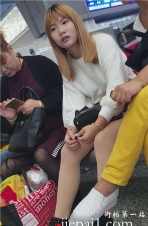 4K - 偶遇母女二人一起出行的小妹