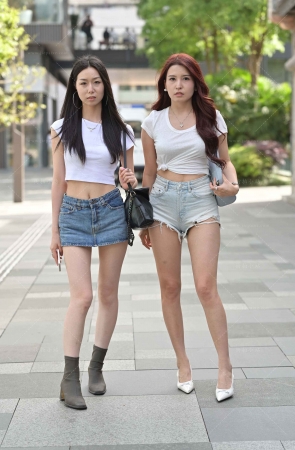 搭讪两位美腿姐妹