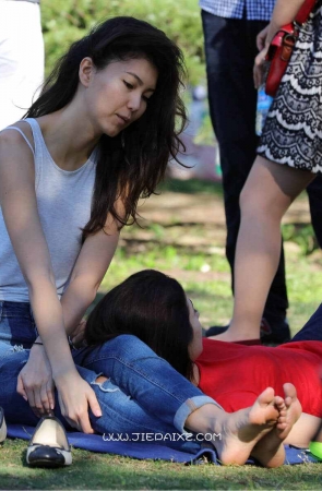 应该是位混血美女