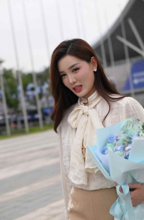 手捧鲜花网红LinLin [115P-2.33GB] 