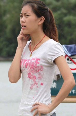 年轻妈妈玩耍脚丫沾满了沙子