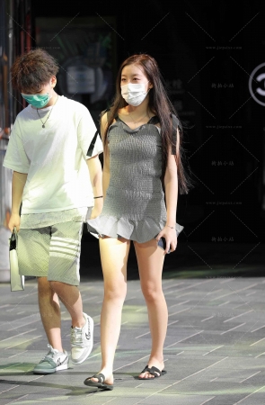 街拍灰色超短裙美眉
