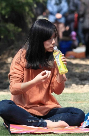 非常含蓄的短袜街拍妹子