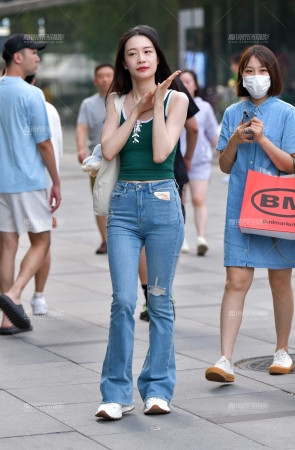 &牛仔裤逛街美女