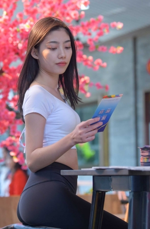 黑色瑜伽裤女孩