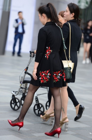 黑丝红高女子