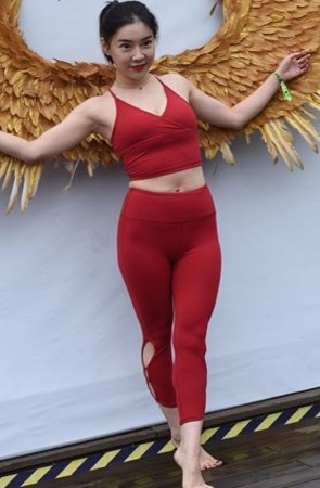 爱拍照的红色瑜伽裤美女(196P)