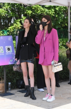 纤细美腿俩闺蜜~