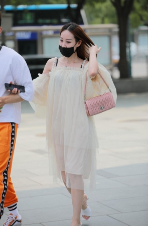 蕾丝裙漂亮女友