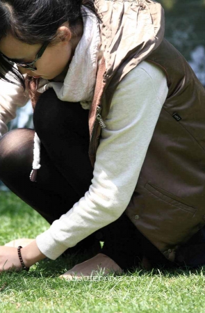 踩脚裤，丝袜mm草地上打牌