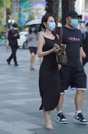 简约的黑色长裙