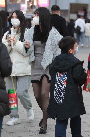 黑丝街拍包臀裙