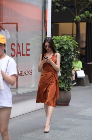 漂亮的长裙美女