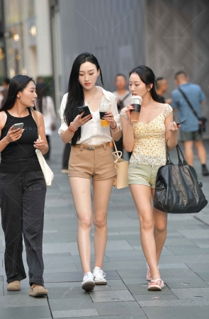 这样的热裤女生、谁不爱呢？
