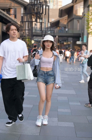 带着帽子的妞！