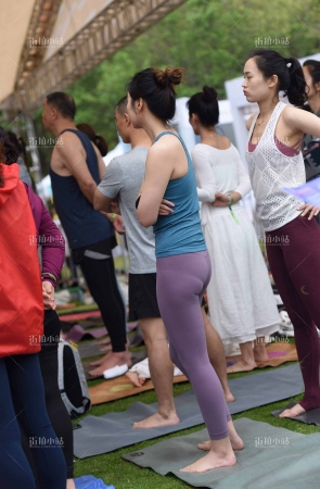 紫色瑜伽裤少妇