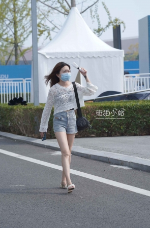 拿着小风扇吹的妹纸