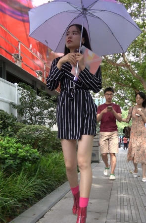 白皙美腿条纹衣服美女