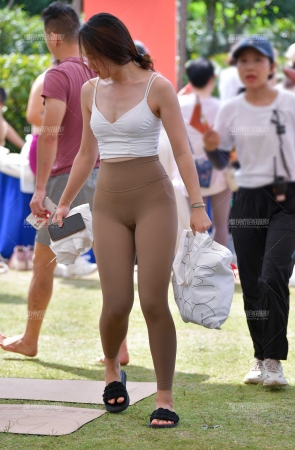 &米色瑜伽裤美女
